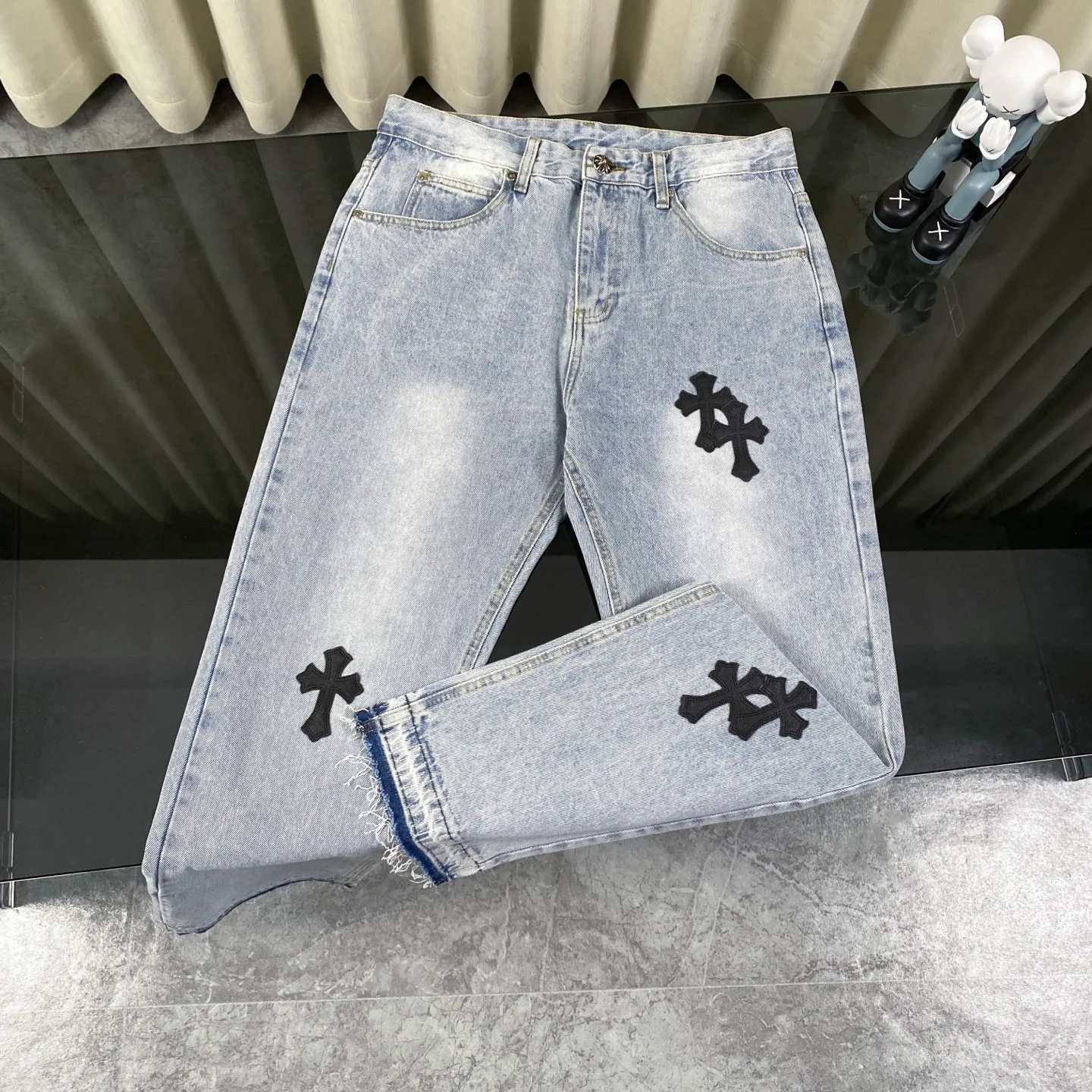 🅿️240 The correct version of Chroe Hets CH black leather jeans, priced at 4W level, patchwork cross pattern embellishment, high-waisted washed jeans! ! Absolutely high-end luxury products, 1.9W level god-level single products, super popular products, built with top heavy industry, a magic weapon that cannot be missed [About Zangyin] This is an extremely luxurious fashion brand that can also be called the aristocrats of the high street. It has always been an exclusive brand for some hipsters or rich second generations. Compared with ordinary high streets, it is more luxurious and noble. Compared with luxury brands, it has a more fashionable personality and has always been a brand that I have a special liking for. A6632 [Top heavy industry fashionable design] Consistently high-street luxury style creation. Speaking of this style, the Zangyin family and GU family are definitely the leading representative brands. Especially the Zangyin family has really achieved a state-of-the-art effect in creating high-street style. The color system of this model is made of unique washed materials. It is already quite eye-catching. It is decorated with pink patchwork cross flowers, which cleverly highlights the charm of the brand. Secondly, this model uses classic The classic high-waist cutting design highlights the long legs and the fashionable temperament of the upper body. The brand is highly recognizable and the slim fit configuration is more suitable for daily wear. This product is a product that interprets personality, fashion, and specifications at a glance. This single product is enough to make any fan excited. It can be a white T-shirt for youthful preppy style, or a tight sling for royal lady style. It has strong matching ability and can be easily controlled by men.  [Material and craftsmanship] Needless to say, this point goes without saying. As an excellent craftsman brand, Zangyin has really perfect requirements for details and craftsmanship. The washed color of this model has gone through so many processes, not to mention the embellishment of the denim appliqués. It is also purely handmade and sewn. Just like what they believe in, only handmade things have soul and have the meaning of wear. A top-notch heavy-duty fashionable denim item, I look forward to your perfect interpretation! ! 28-34 corresponds to S-XL